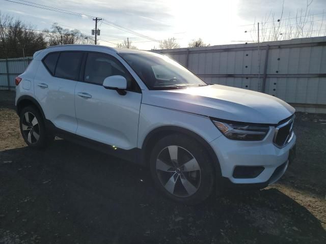 2022 Volvo XC40 T5 Momentum