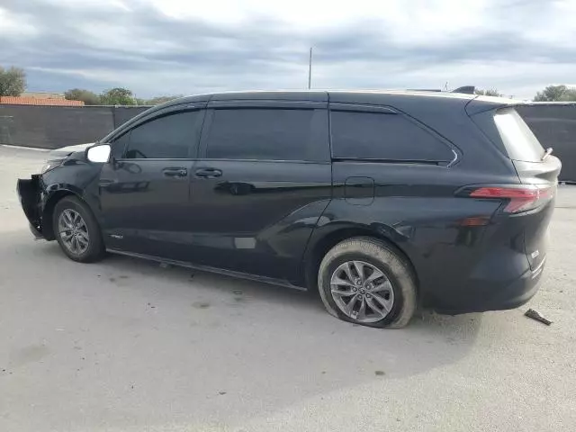 2021 Toyota Sienna LE