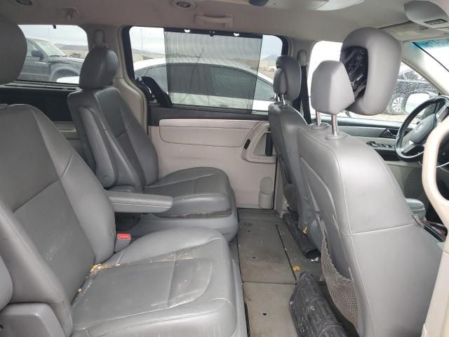 2013 Volkswagen Routan SE