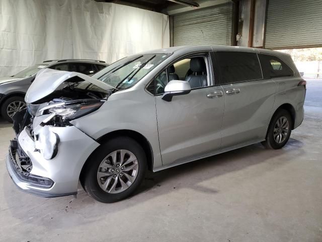 2022 Toyota Sienna LE