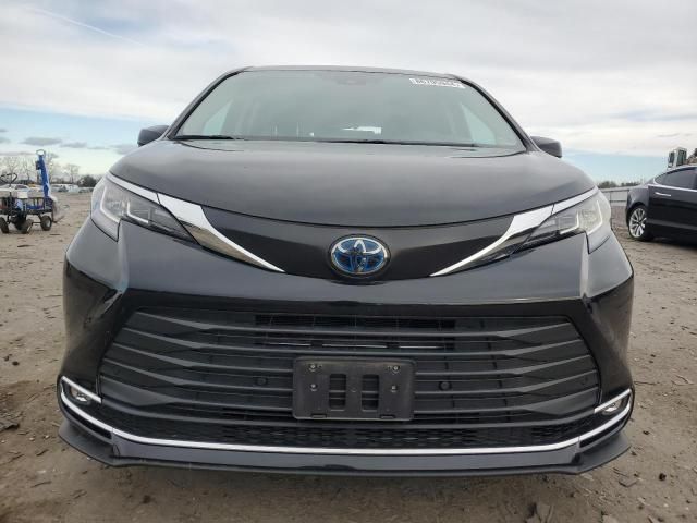 2022 Toyota Sienna XLE