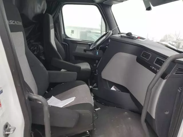 2020 Freightliner Cascadia 126