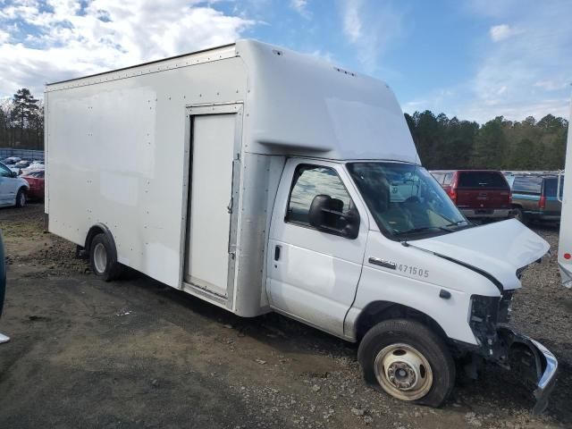 2022 Ford Econoline E450 Super Duty Cutaway Van