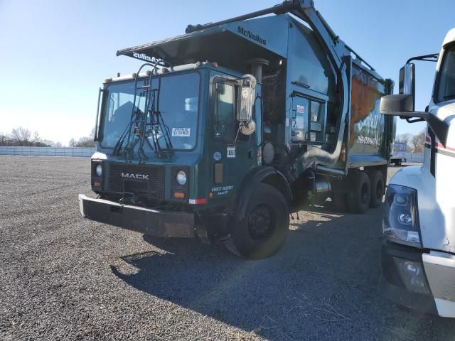 2004 Mack 600 MR600