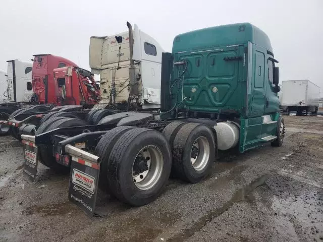 2020 Freightliner Cascadia 113