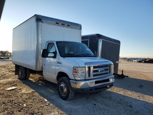 2012 Ford Econoline E350 Super Duty Cutaway Van