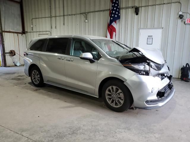 2022 Toyota Sienna LE