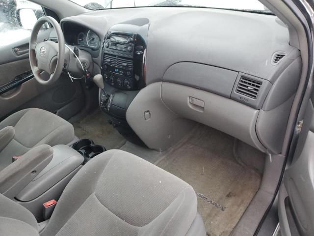 2004 Toyota Sienna CE