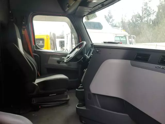 2019 Freightliner Cascadia 126