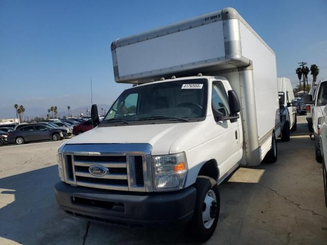 2013 Ford Econoline E450 Super Duty Cutaway Van