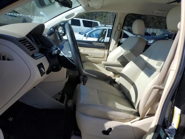 2010 Volkswagen Routan SE