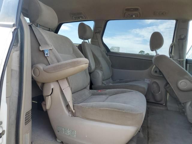 2004 Toyota Sienna CE