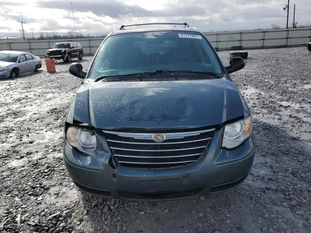 2005 Chrysler Town & Country LX