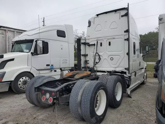 2020 Freightliner Cascadia 126