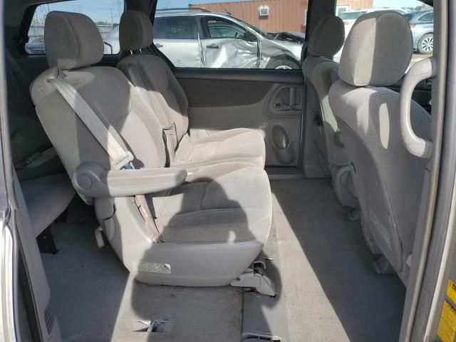 2004 Toyota Sienna CE