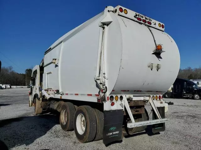 2010 Peterbilt 320