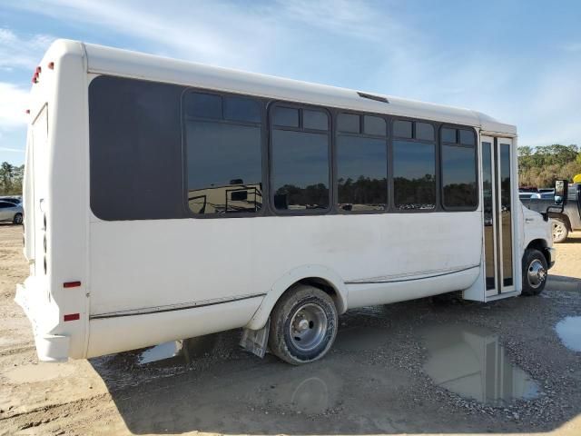 2010 Ford Econoline E450 Super Duty Cutaway Van