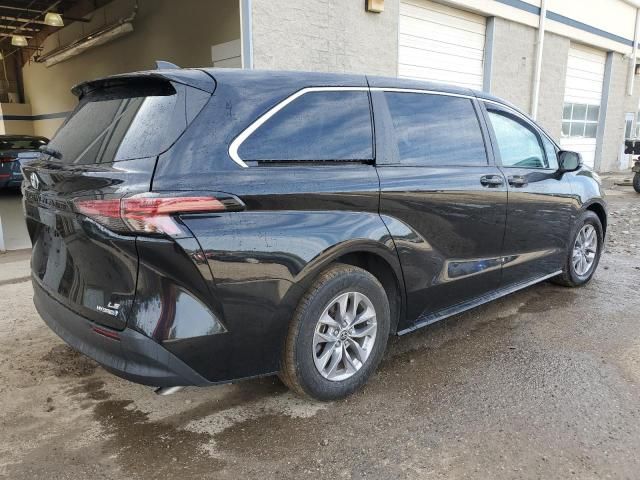 2022 Toyota Sienna LE