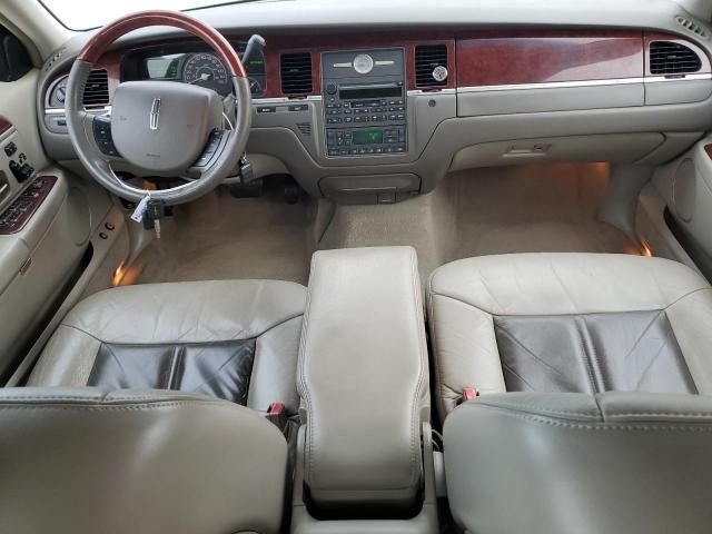 2005 Lincoln Town Car Signature Limited