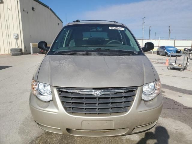 2005 Chrysler Town & Country LX