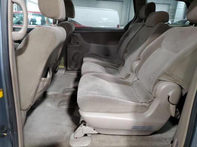 2004 Toyota Sienna CE