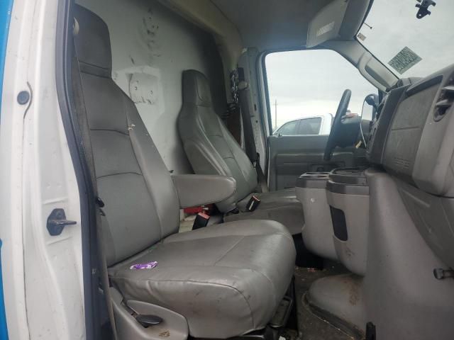 2011 Ford Econoline E450 Super Duty Cutaway Van