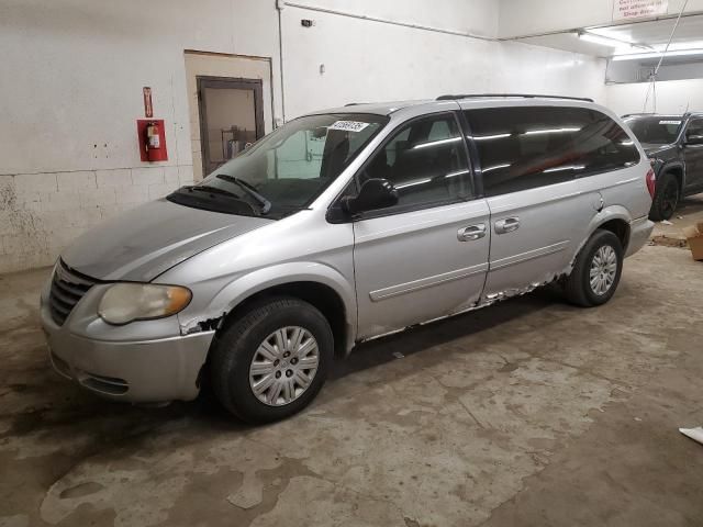 2005 Chrysler Town & Country LX