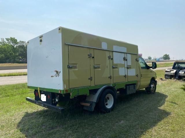 2011 Ford Econoline E450 Super Duty Cutaway Van