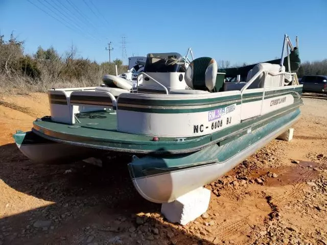 2000 Crestliner Boat