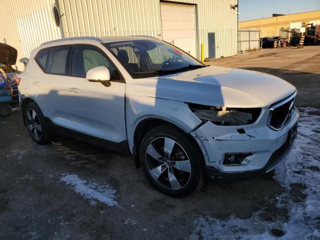 2022 Volvo XC40 T5 Momentum