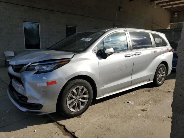 2022 Toyota Sienna LE