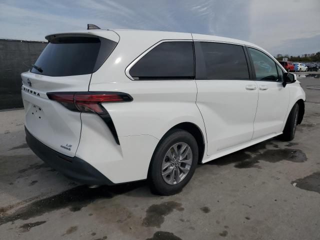 2022 Toyota Sienna LE