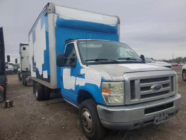 2011 Ford Econoline E450 Super Duty Cutaway Van