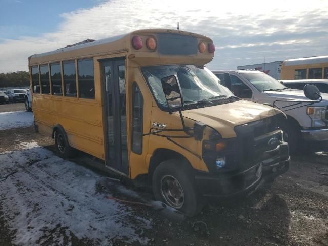 2009 Ford Econoline E350 Super Duty Cutaway Van