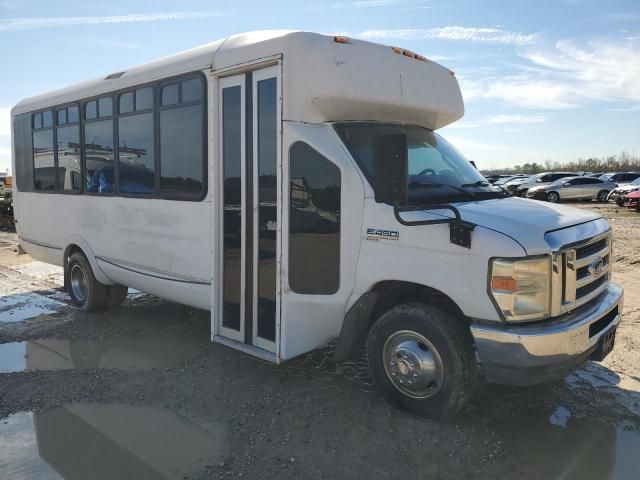 2010 Ford Econoline E450 Super Duty Cutaway Van