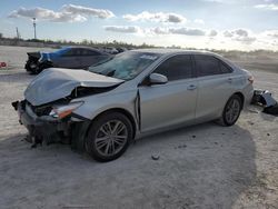 Carros salvage sin ofertas aún a la venta en subasta: 2015 Toyota Camry LE