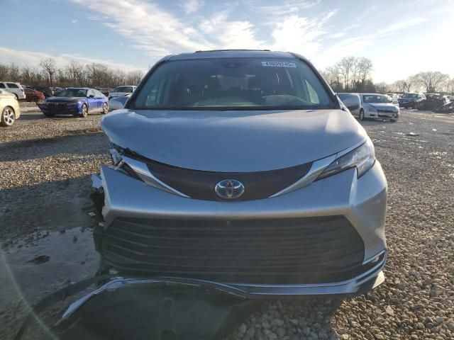 2022 Toyota Sienna XLE