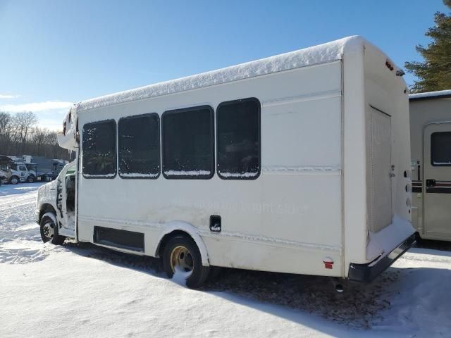 2018 Ford Econoline E450 Super Duty Cutaway Van