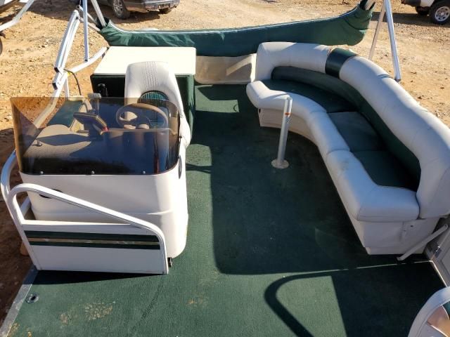 2000 Crestliner Boat