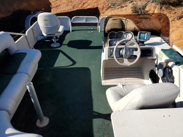 2000 Crestliner Boat