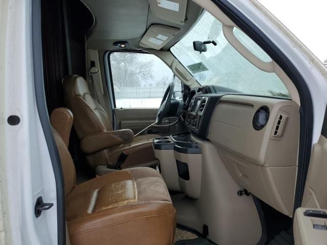 2013 Ford Econoline E450 Super Duty Cutaway Van