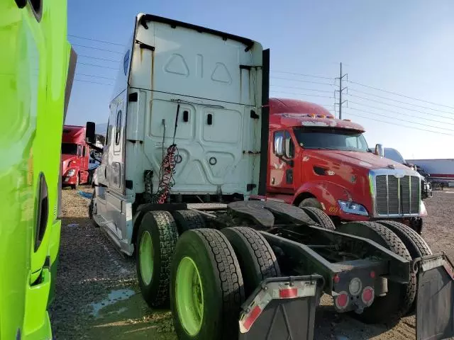 2019 Freightliner Cascadia 126