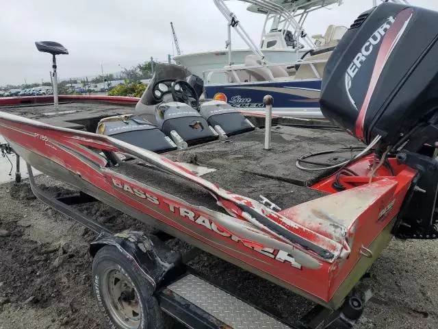 2004 White 2005 Bass Boat