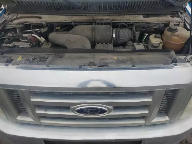 2011 Ford Econoline E450 Super Duty Cutaway Van