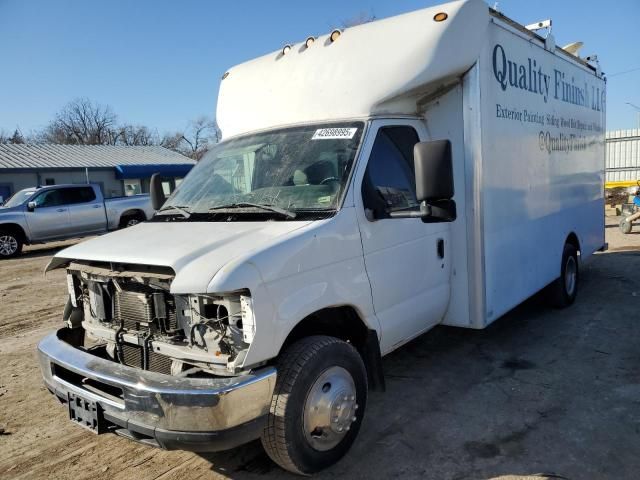 2013 Ford Econoline E450 Super Duty Cutaway Van