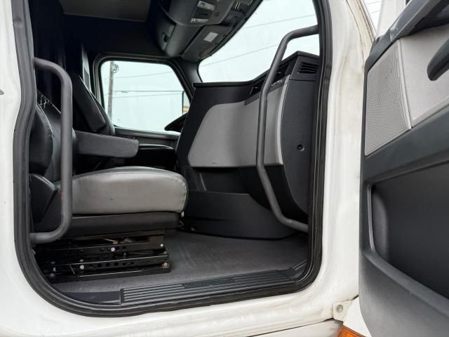 2019 Freightliner Cascadia 126