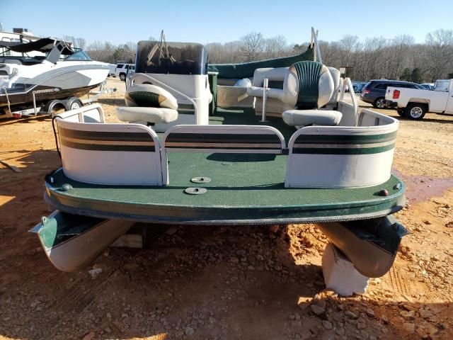 2000 Crestliner Boat