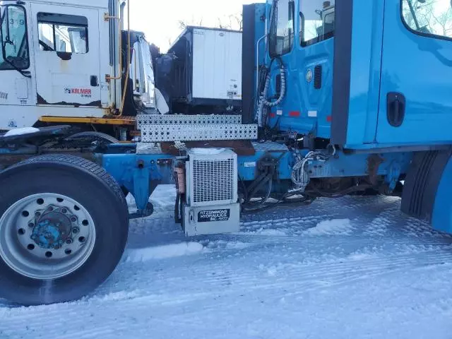 2015 Freightliner Cascadia 113