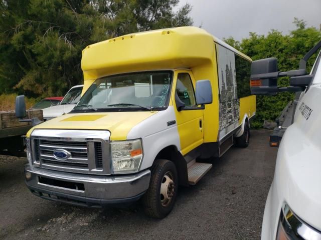 2019 Ford Econoline E450 Super Duty Cutaway Van