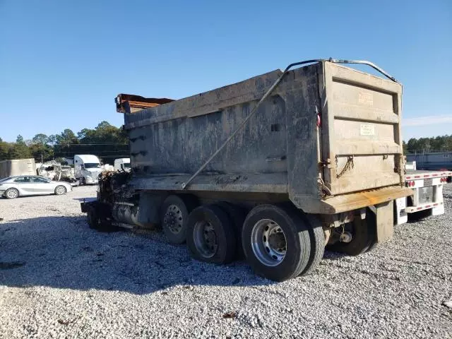 2017 Kenworth Construction T880